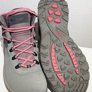 Columbia Newton Ridge™ Women's Waterproof Amped Hiking Boots in Gray & Pink Wide